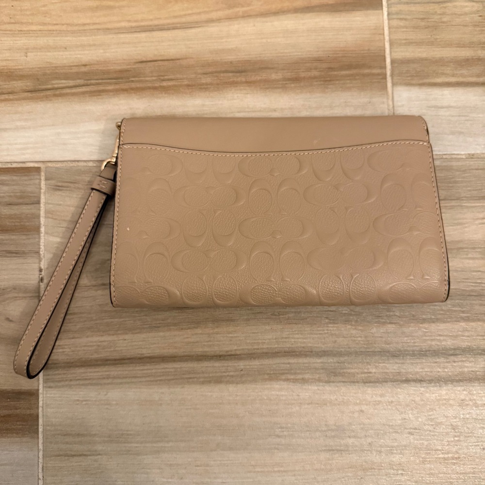 COACH Beige Signature Embossed Leather Turnlock Wristlet Clutch Bag 8x5 No Strap - Picture 3 of 11